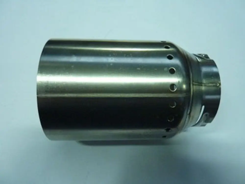 Flammrohr mit runden Löchern, aus Metall mit glatter Oberfläche. Produkt von Remeha, geeignet für Heizungsanwendungen.